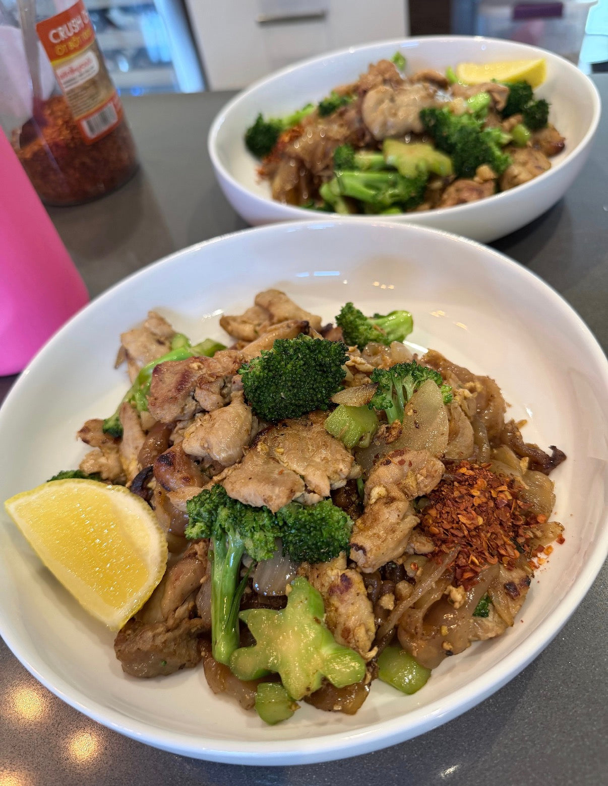 Nouilles de riz plates fraîches, coupées