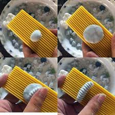 Krong-khraeng dessert mould, single yellow plastic paddle, moulded PP